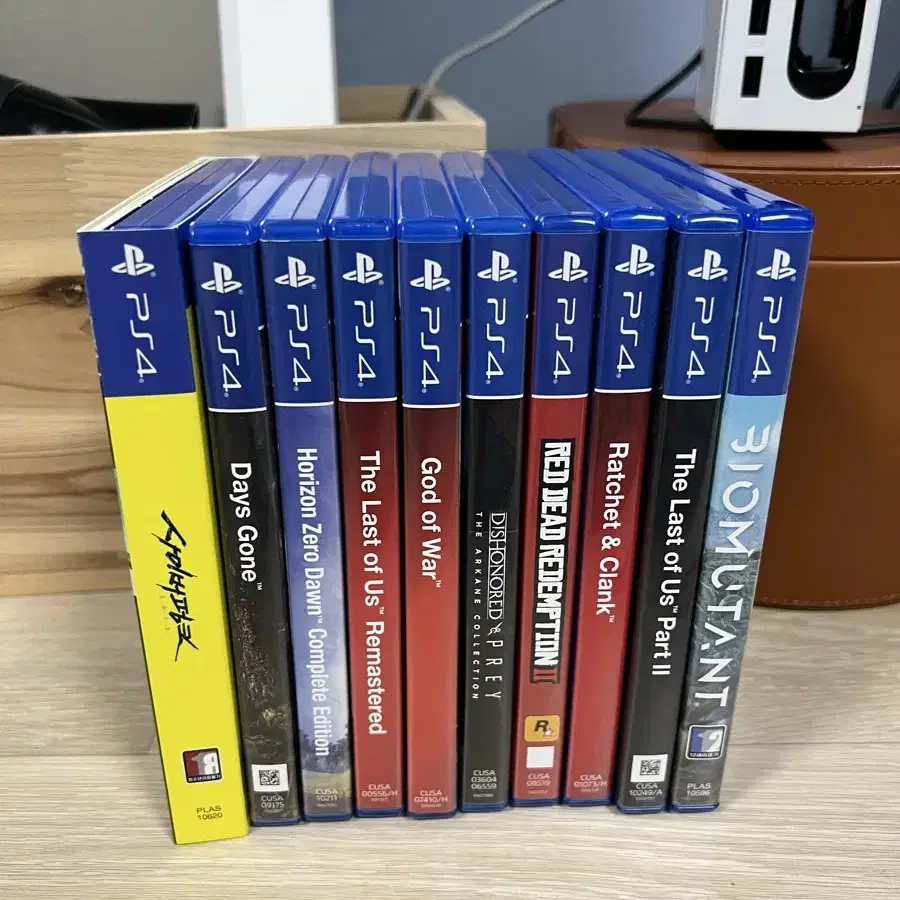 PS4 본체 + 컨트롤러 2개 + 게임팩 10개