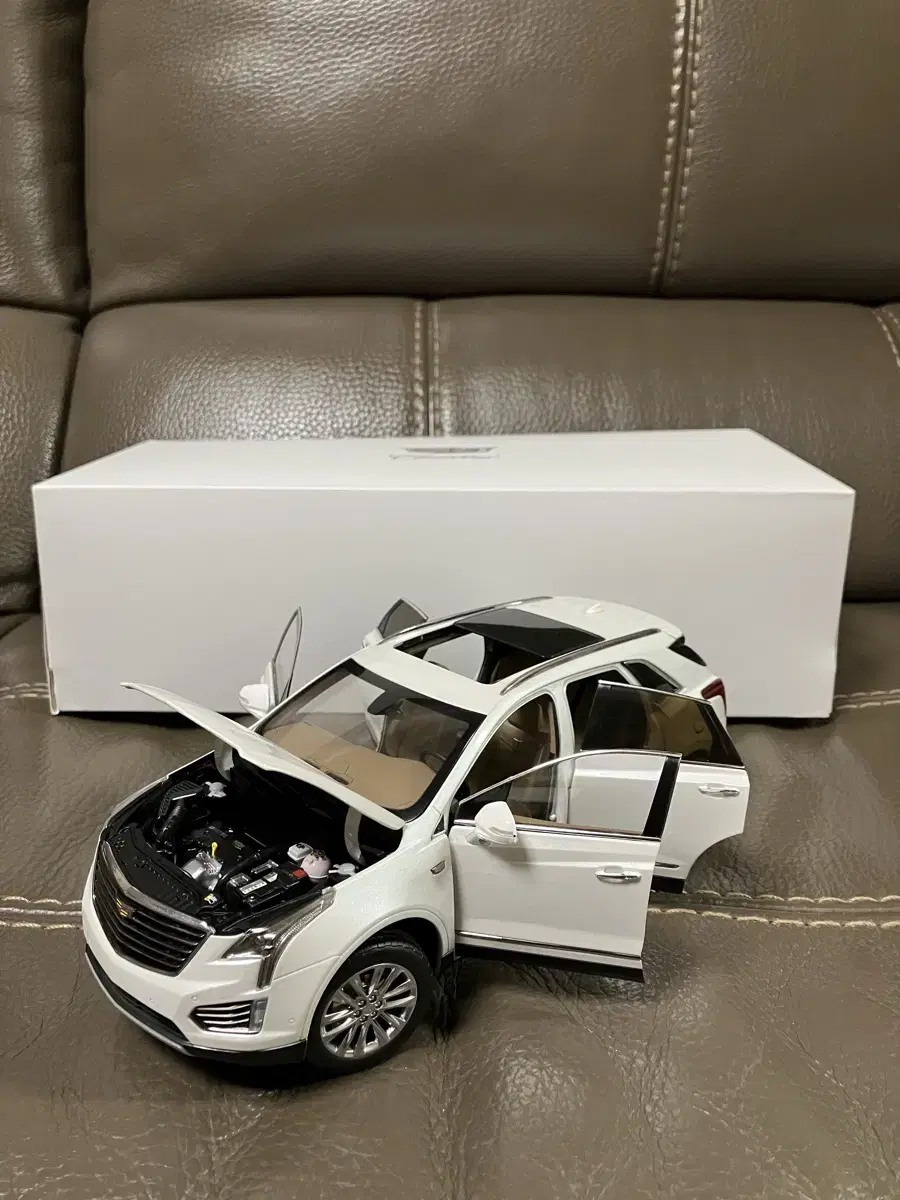 Cadillac XT5 1:18