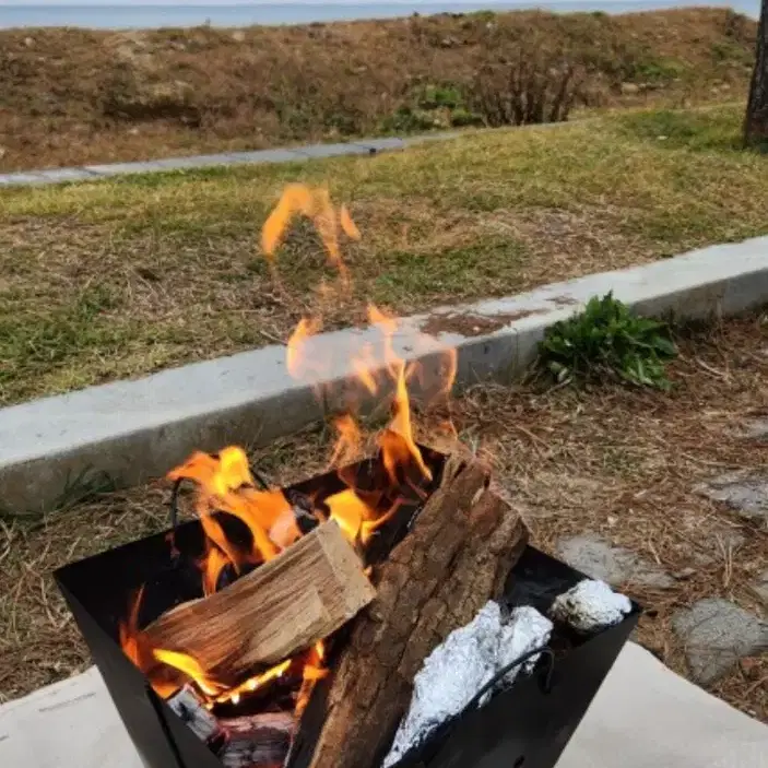 캠핑용 접이식 화로대 판매합니다.