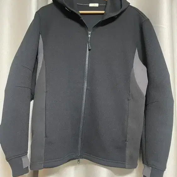 EP4.01  HOODIE ZIP UP