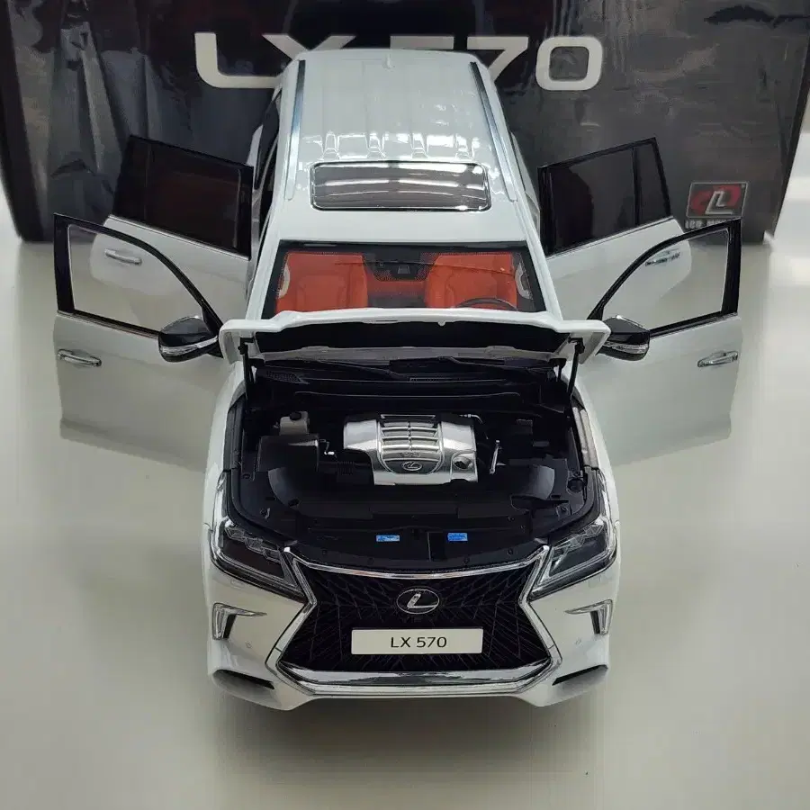 1:18 LCD 렉서스 LX570 SUV 화이트 다이캐스트