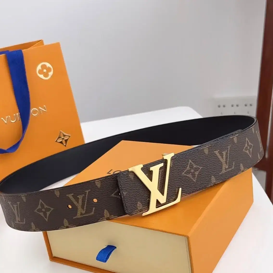 LOUIS VUITTON 루이비통 클래식 가죽 밴드 조절 가능