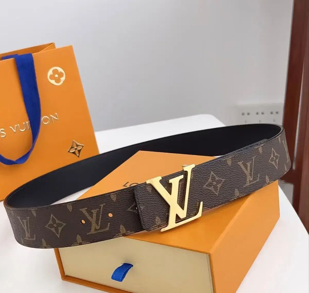 LOUIS VUITTON 루이비통 클래식 가죽 밴드 조절 가능