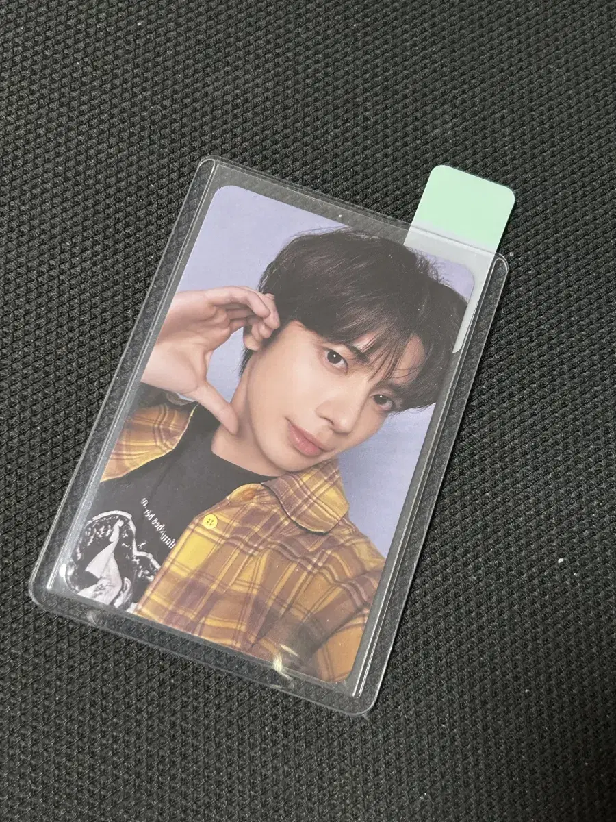 Taehyun sells photocard 