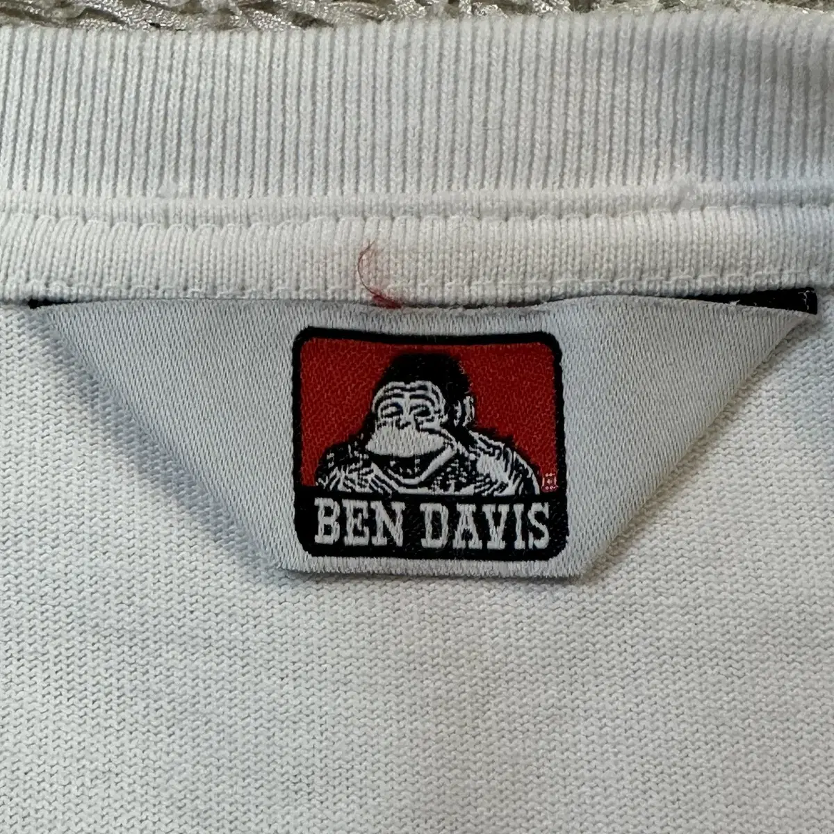 [L] 벤데이비스 BEN DAVIS 포켓 로고 롱슬리브 긴팔 화이트