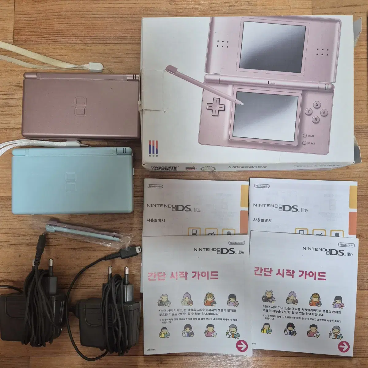 닌텐도 DS lite 2대 + 칩 11개 + 충전기 2개 + 박스 1개