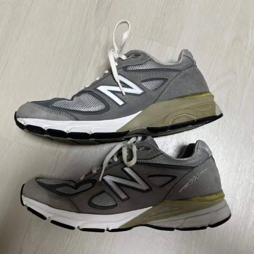 뉴발란스 990v4