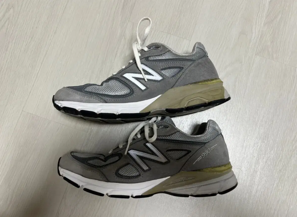 뉴발란스 990v4