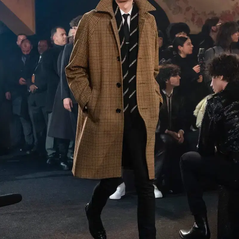 [BTS 뷔님 착용] 셀린느 23fW 하운드투스 라글란 코트