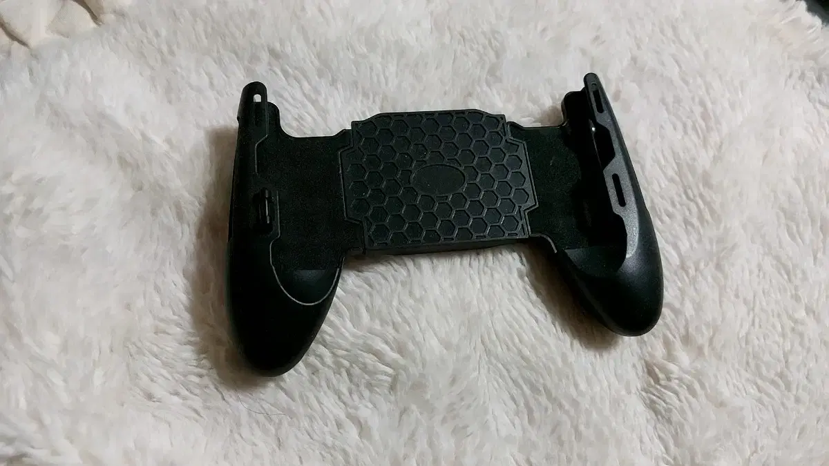 Phone-mounted gamepad