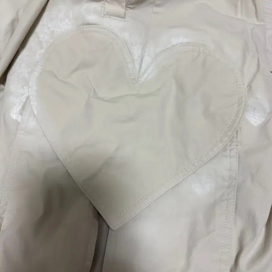 더뮤지엄비지터 HEART SPRAYED POCKET NYLON PANTS