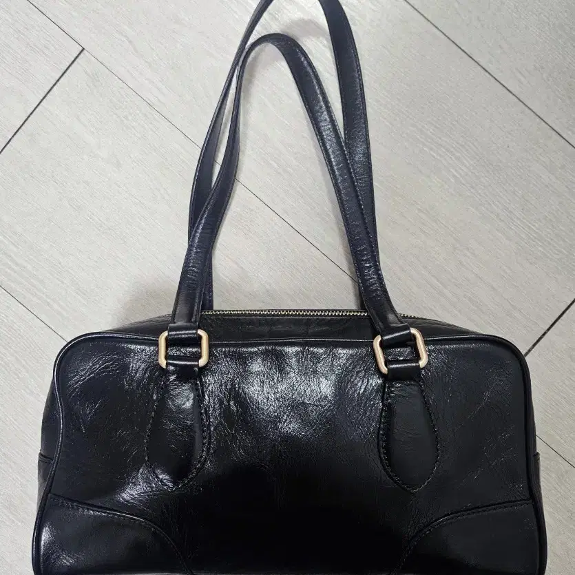 Lo61 timeless bowler bag black