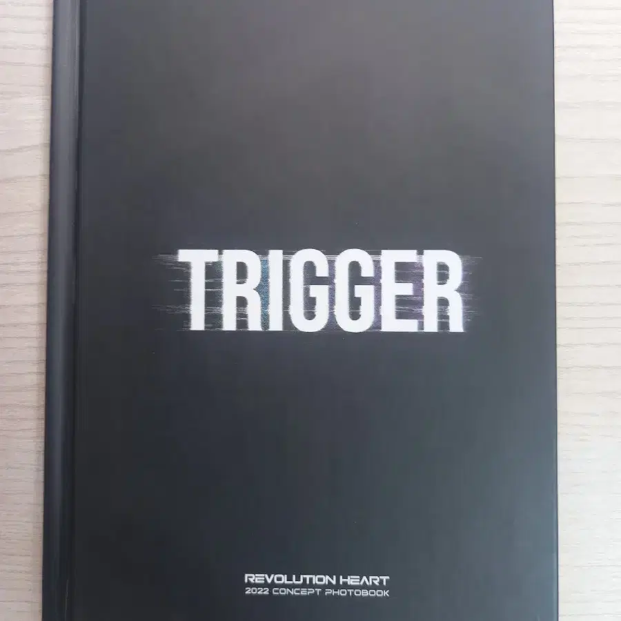 리레볼루션 TRIGGER(트리거) 공식 포토북