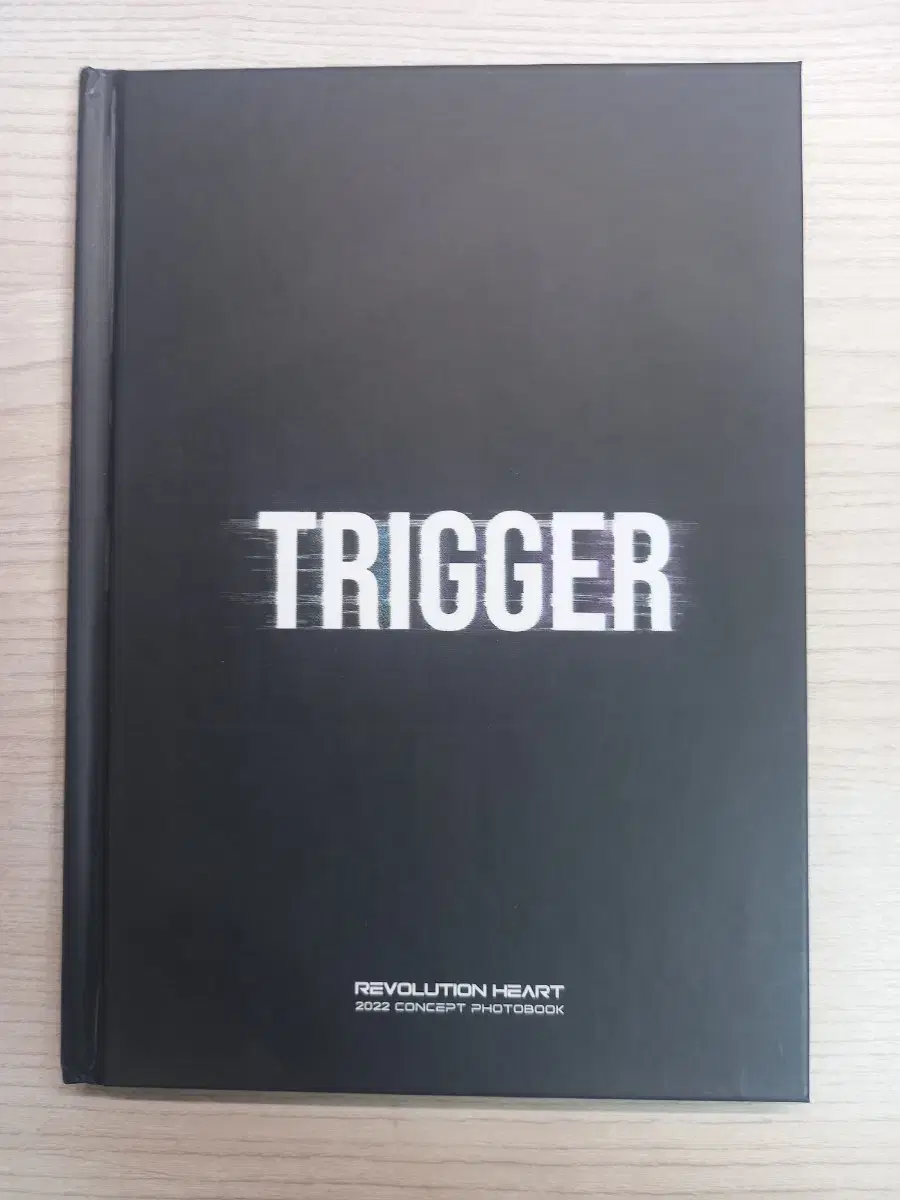 리레볼루션 TRIGGER(트리거) 공식 포토북