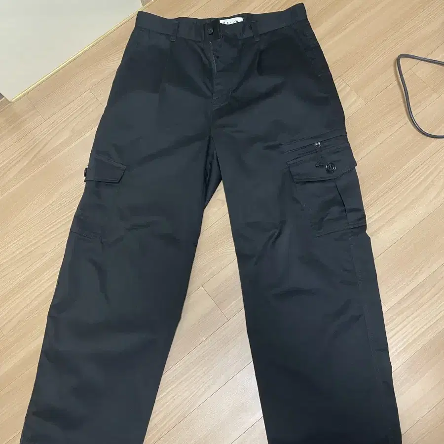 비슬로우 BALLOON FIT CARGO PANTS 블랙 M 30