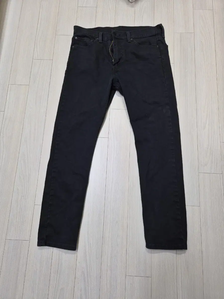 2 pairs of Levi's denim/cotton 33s