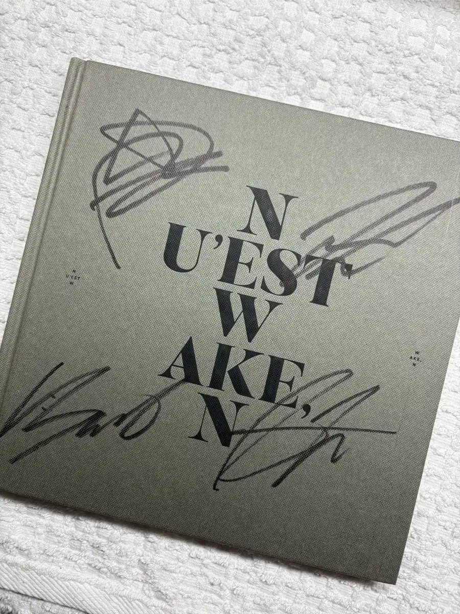 NU'EST hwang minhyun ren mingi baekho kang dongho kim jonghyun jonghyun aron sign Albums