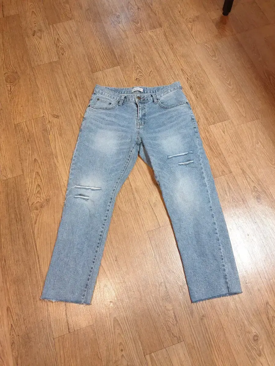 Fits modern jeans 31 to 32 inches