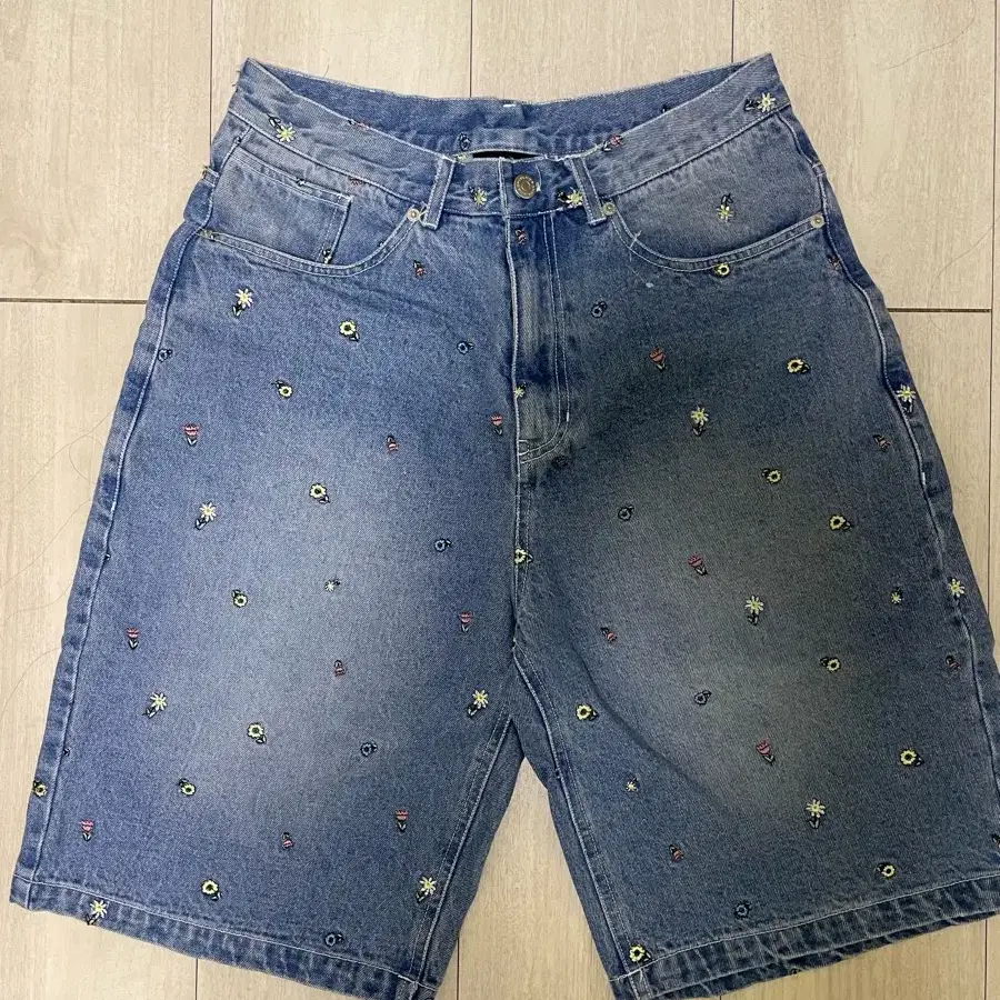 [위캔더스] FLORAL DENIM SHORTS (L.DENIM)