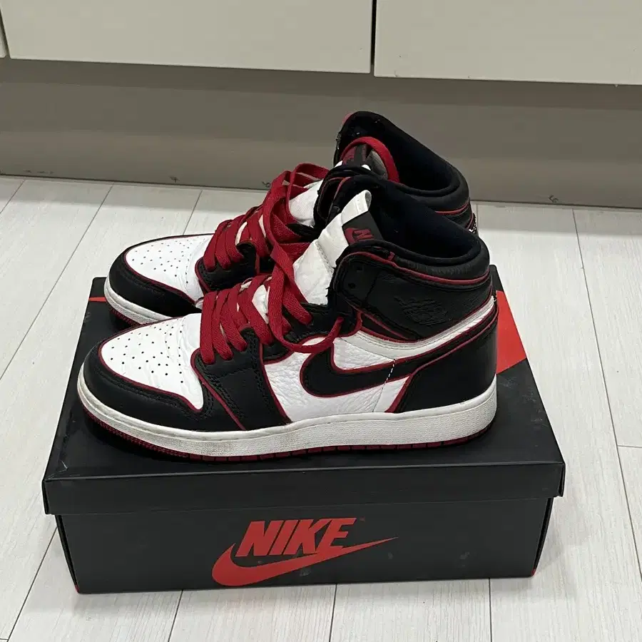 Air Jordan 1 에어 조던1 레트로 블러드라인