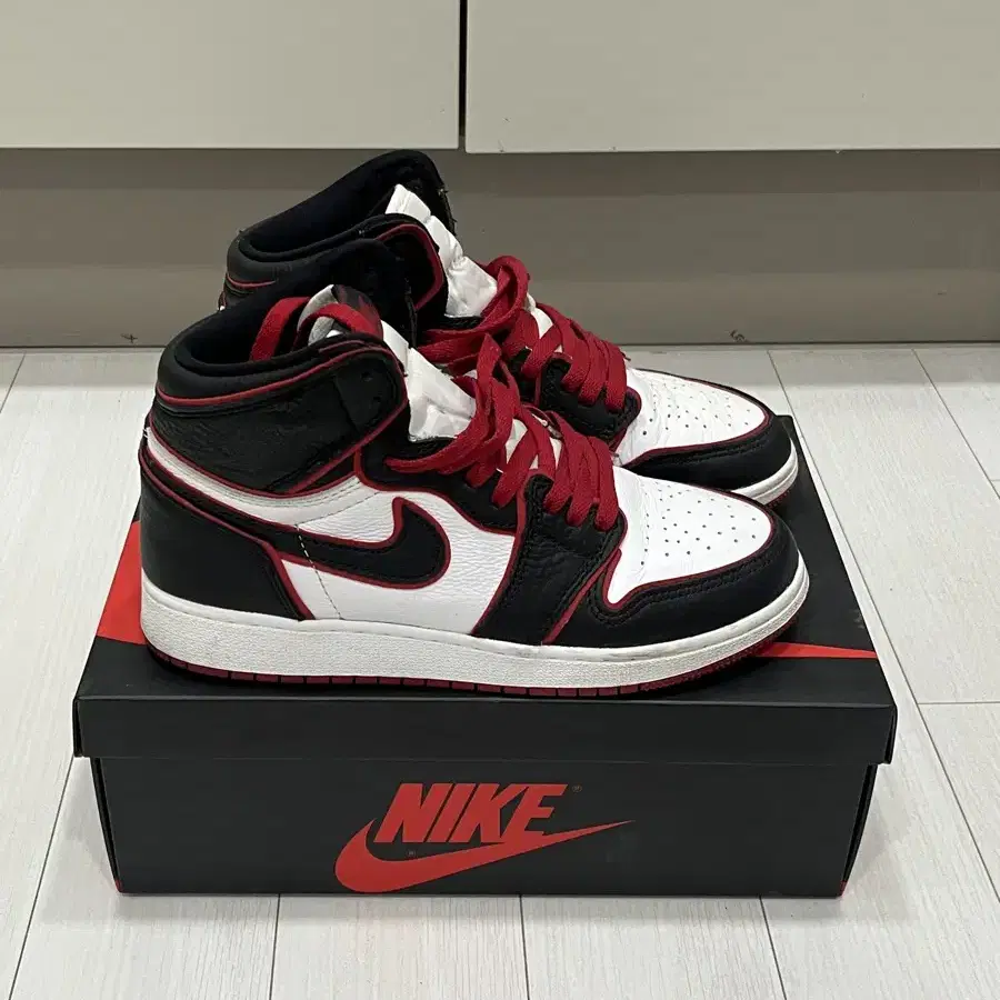 Air Jordan 1 에어 조던1 레트로 블러드라인