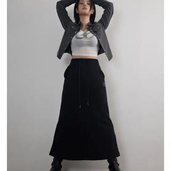 애즈온 트레이닝 스커트 LOGO TRAINING LONG SKIRT