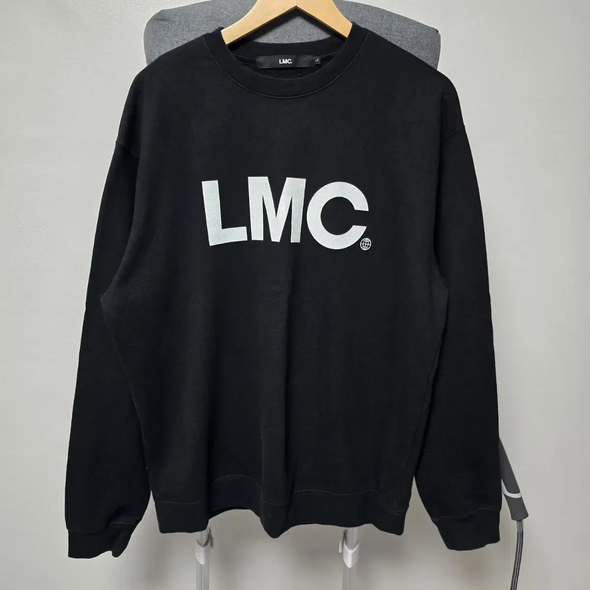 LMC 블랙 맨투맨 105