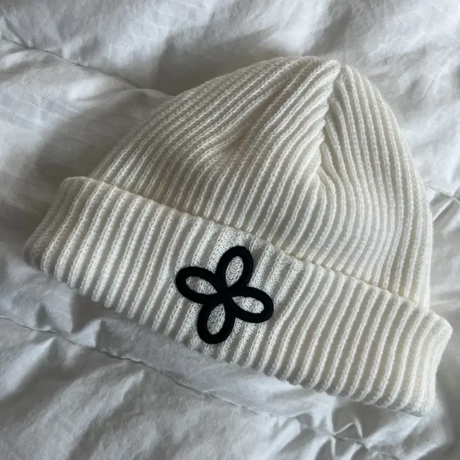 써저리 embroidery logo beanie 'white'