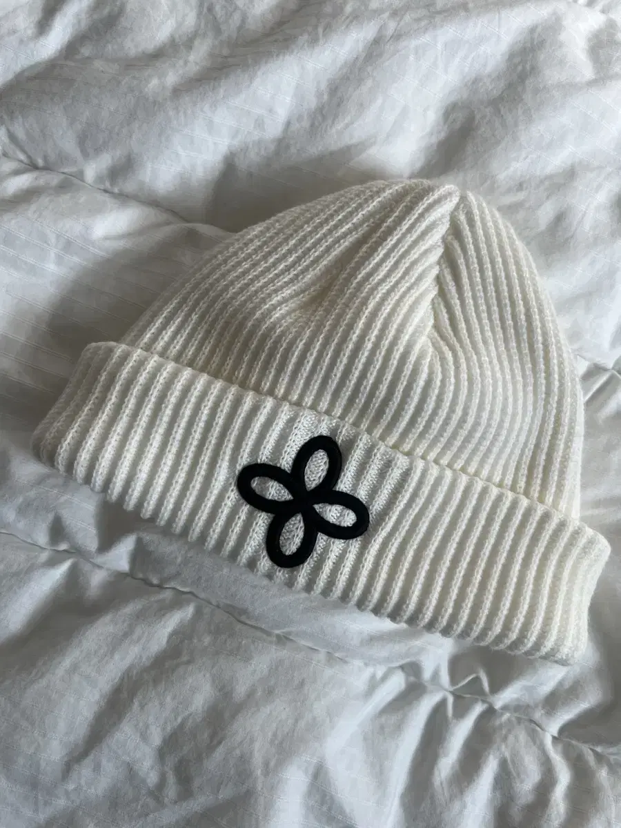 써저리 embroidery logo beanie 'white'