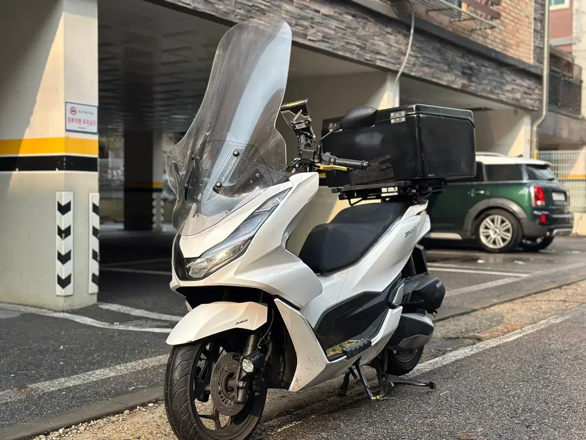 혼다 pcx125 22년식 2만 판매합니다.