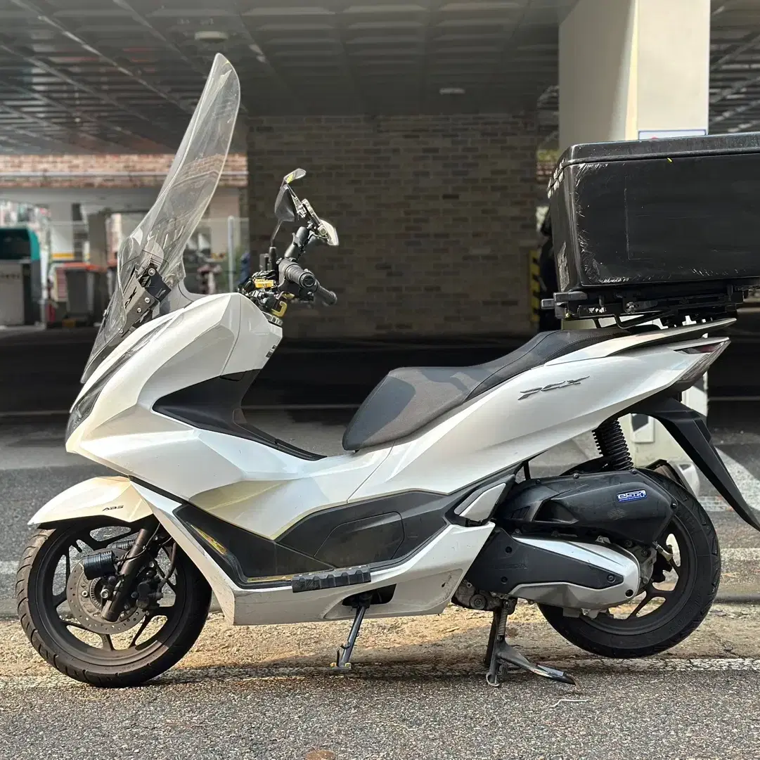 혼다 pcx125 22년식 2만 판매합니다.