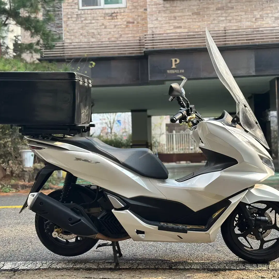 혼다 pcx125 22년식 2만 판매합니다.