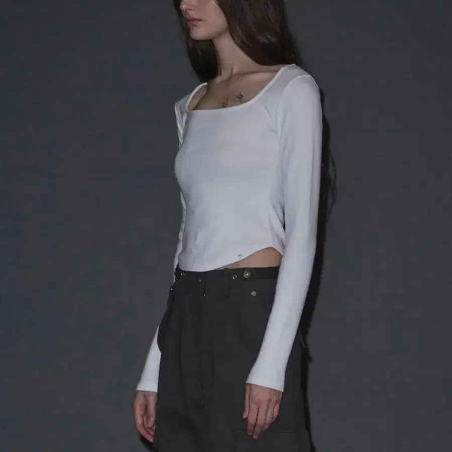 (새상품) 이네기 In Square Neck Long Sleeve Tee