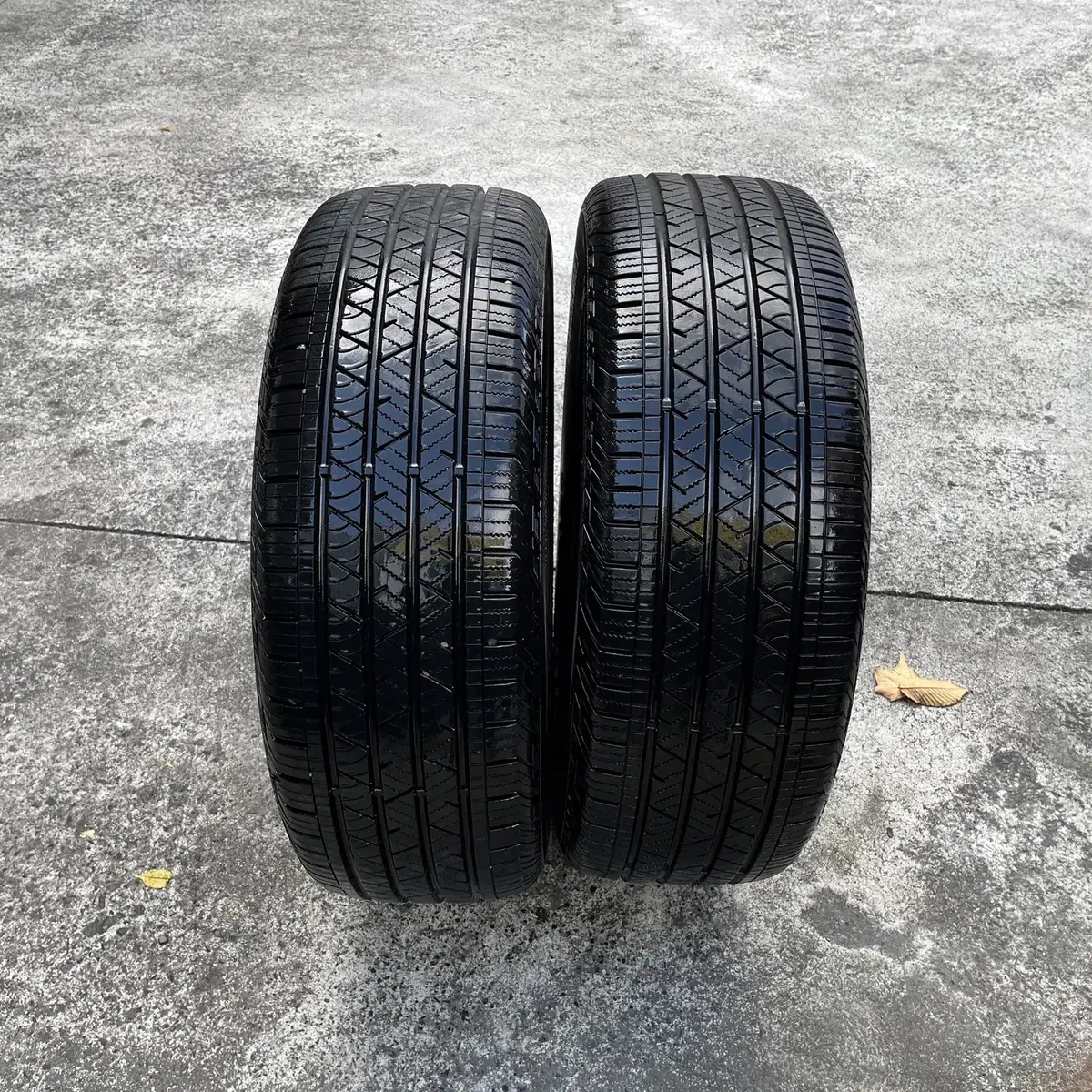 중고 235/60R18 콘티넨탈타이어 연식 23년/21년 2개팝니다.