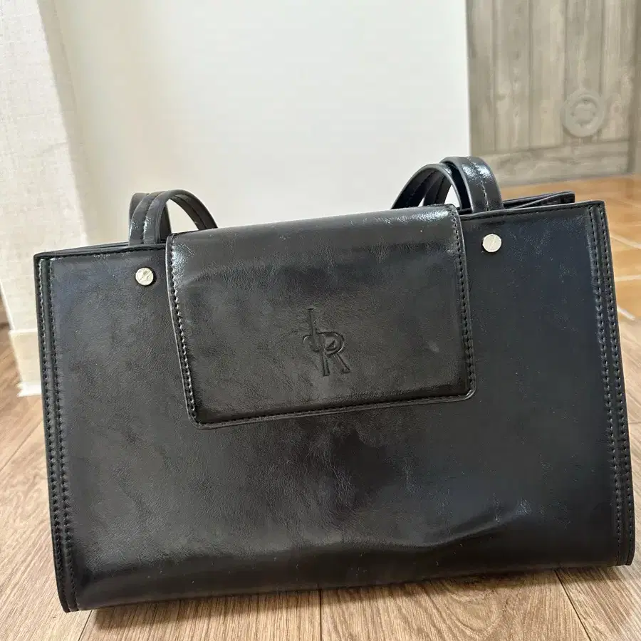 LEATHERY 레더리 볼티드 스퀘어 숄더백