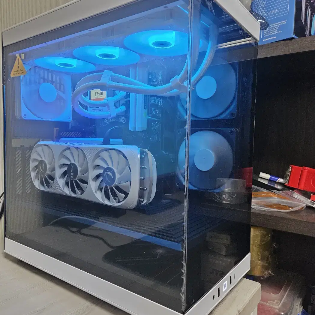 (화이트)라이젠7900X3D 램32G 1테라 4080 SUPER 수냉!~