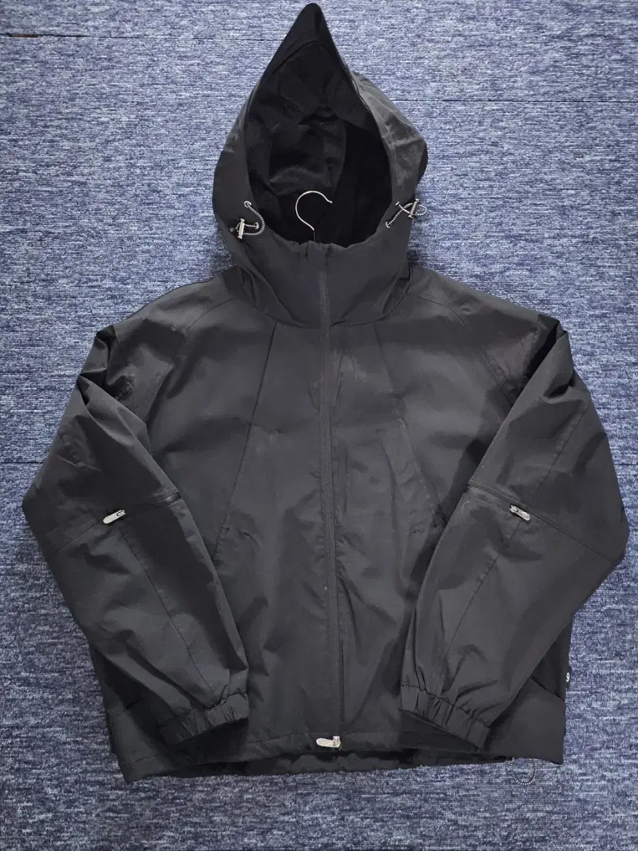 Travel Slash Hood Windbreaker Black