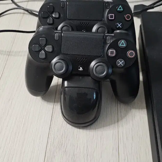 플레이스테이션 ps4 판매합니다.