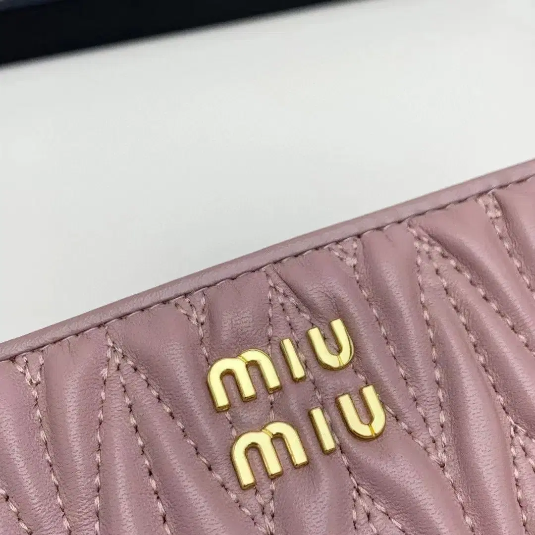 Miu Miu미우미우 여사 지갑