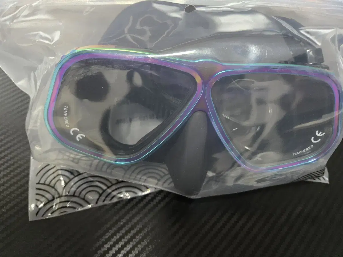 I am selling a brand new, unsealed freediving mask (case free)