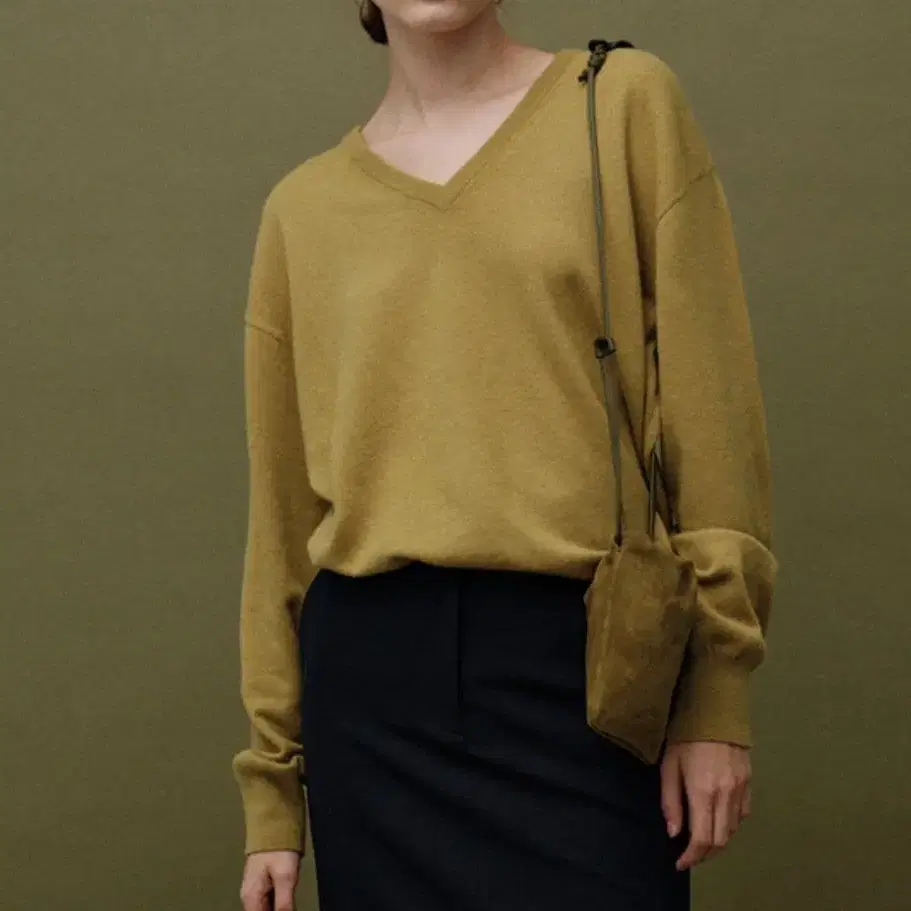 낫띵리튼 puno v-neck pullover