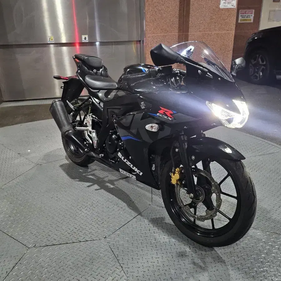 스즈끼 GSXR125 희귀컬러19년식 27000키로 235만원판매합니다