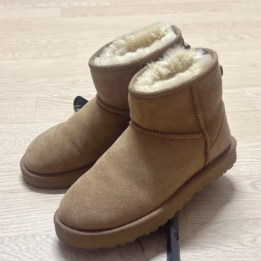 미국 어그 ugg 브라운 블랙 240