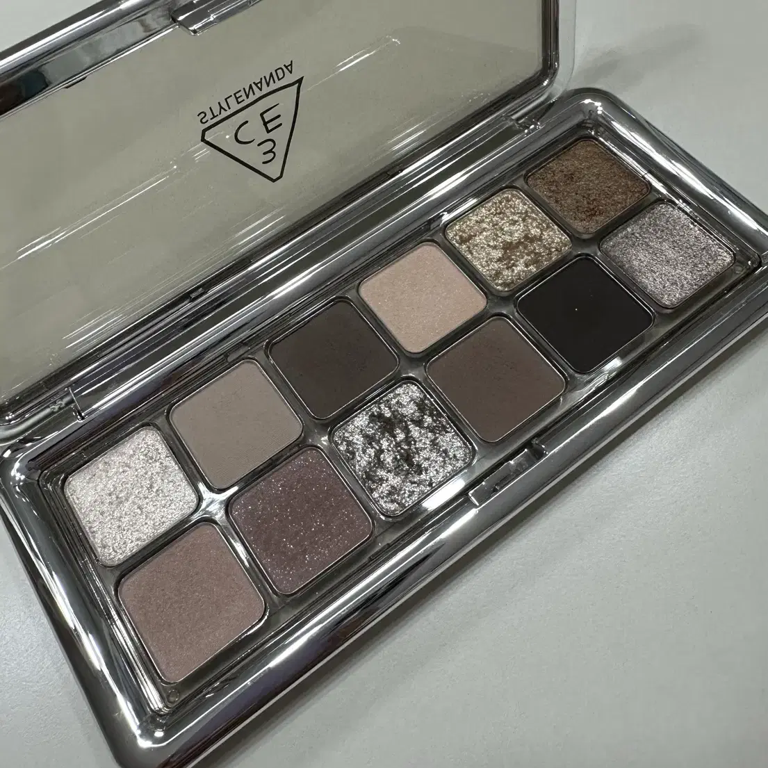 3CE 뉴 테이크 아이섀도우 팔레트 #RAW NEUTRALS