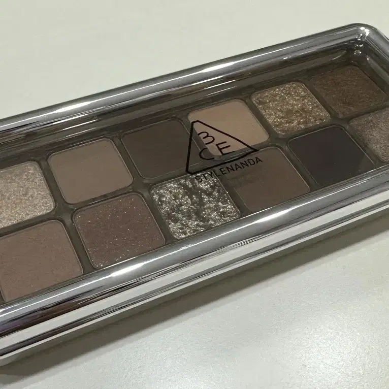 3CE 뉴 테이크 아이섀도우 팔레트 #RAW NEUTRALS