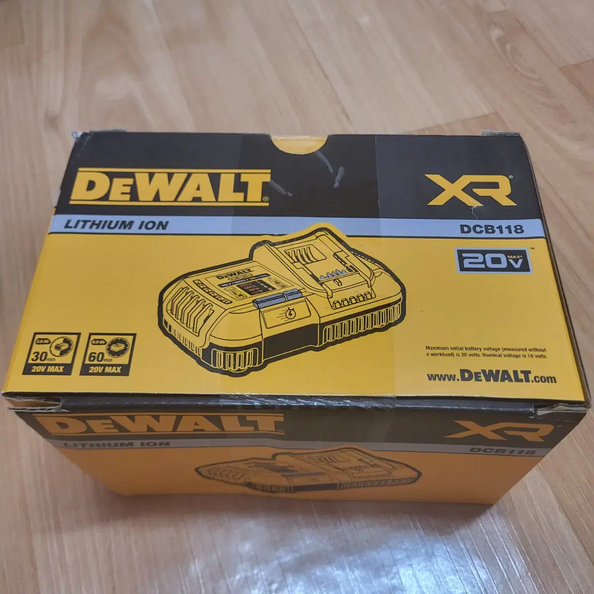 디월트  충전기  DCB 118(정품.  새제품)  DEWALT