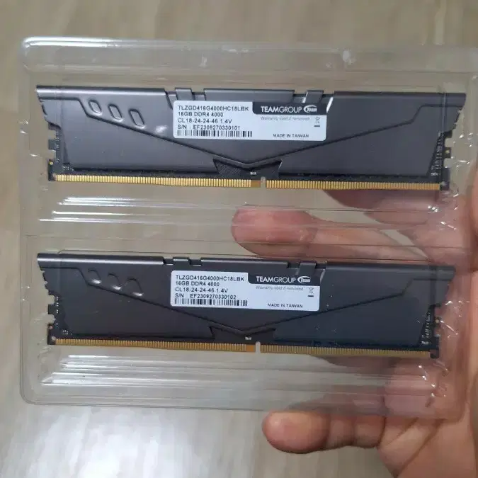 팀그룹 DDR4 4000MHZ CL18 16x2)