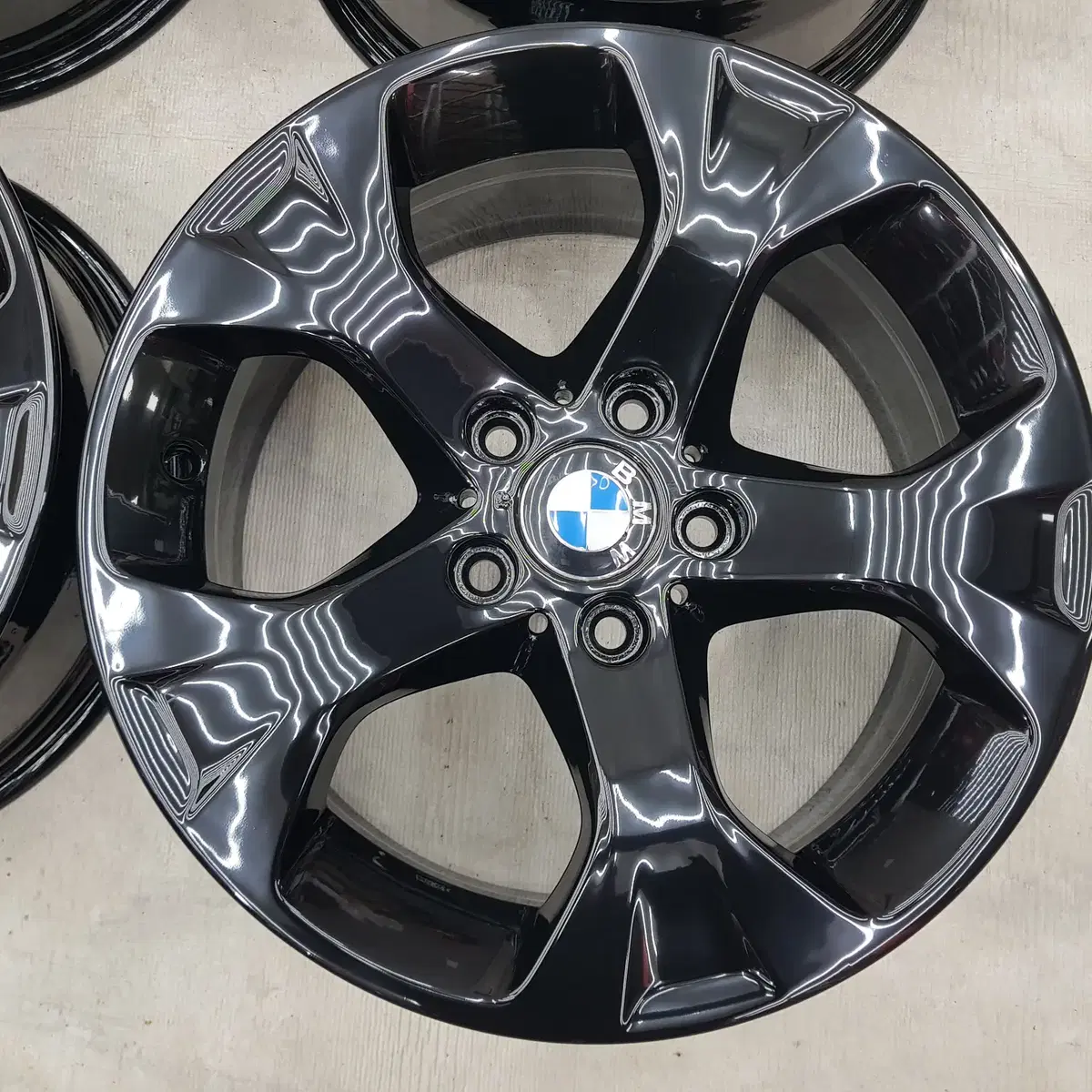 17인치 순정 정품 중고휠 BMW X1 유광블랙 팝니다