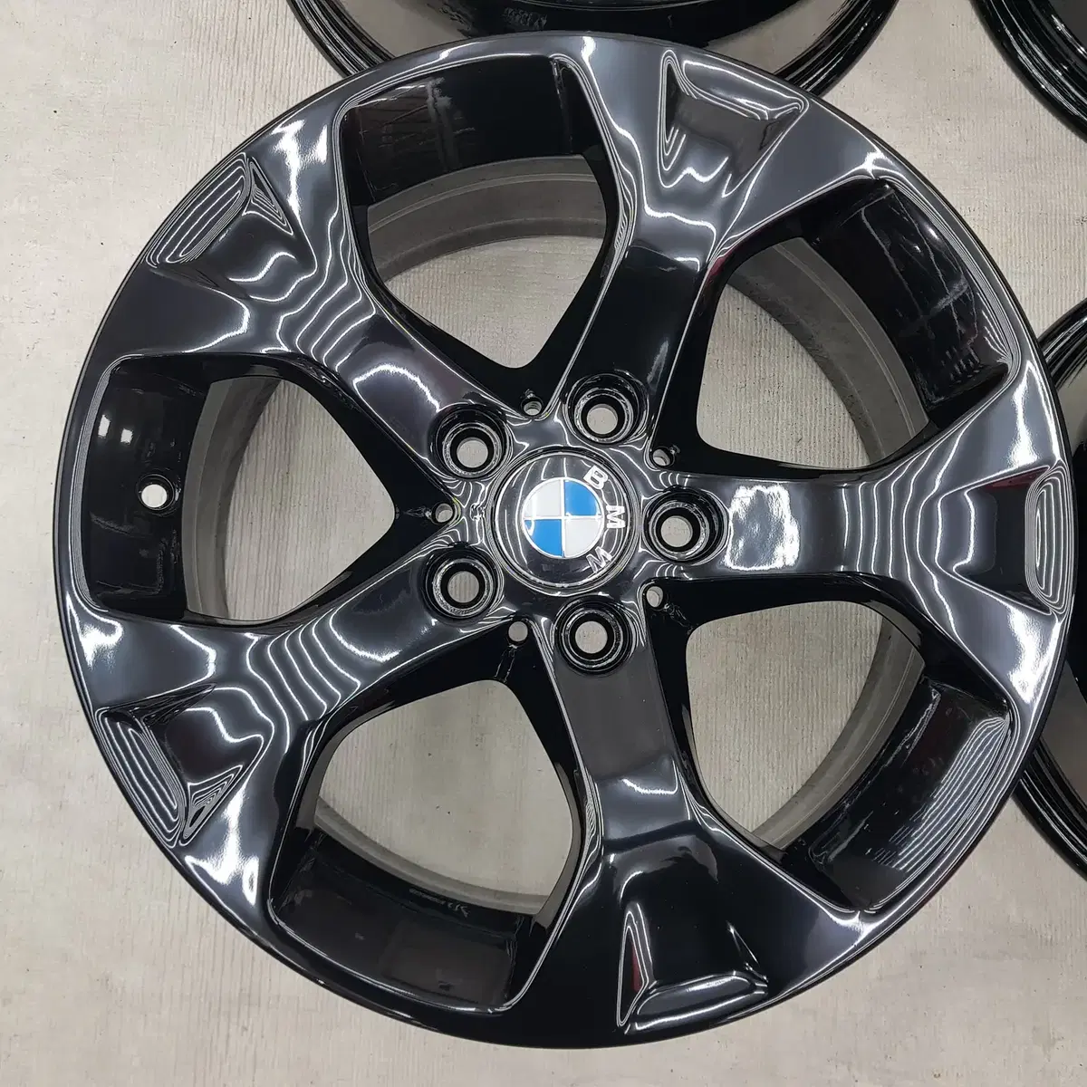 17인치 순정 정품 중고휠 BMW X1 유광블랙 팝니다