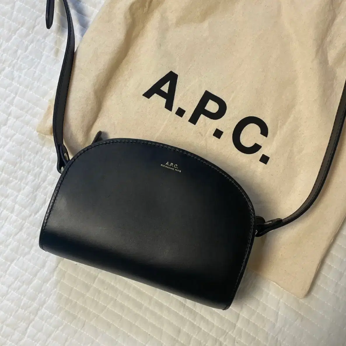 APC 아페쎄 하프문 블랙 사피아노